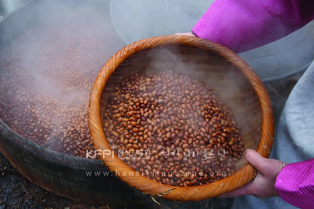 삶은 콩을 담고있는 이미지